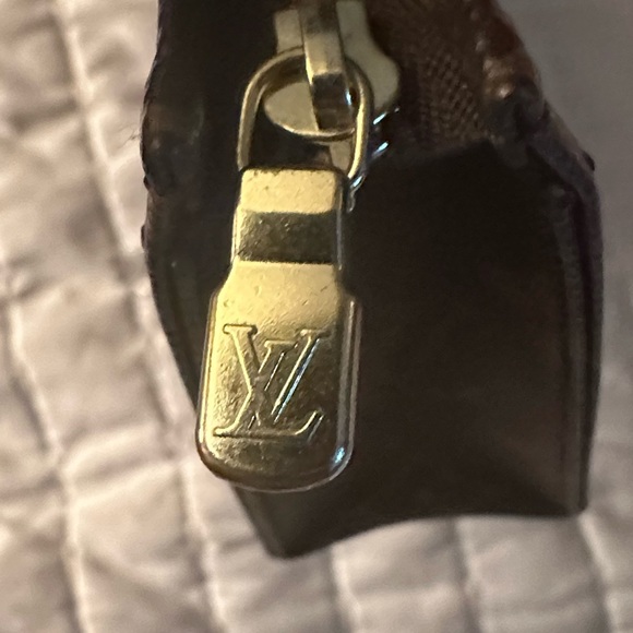 Authentic Louis Vuitton Toiletry 15 (Discontinued). - Picture 4 of 9